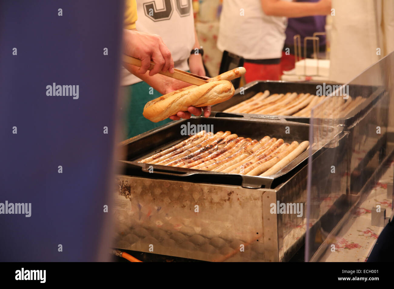 die deutsche Einheit Tag Festival Berlin lange Wurst Sandwich Hotdog Straßenhändler Stockfoto