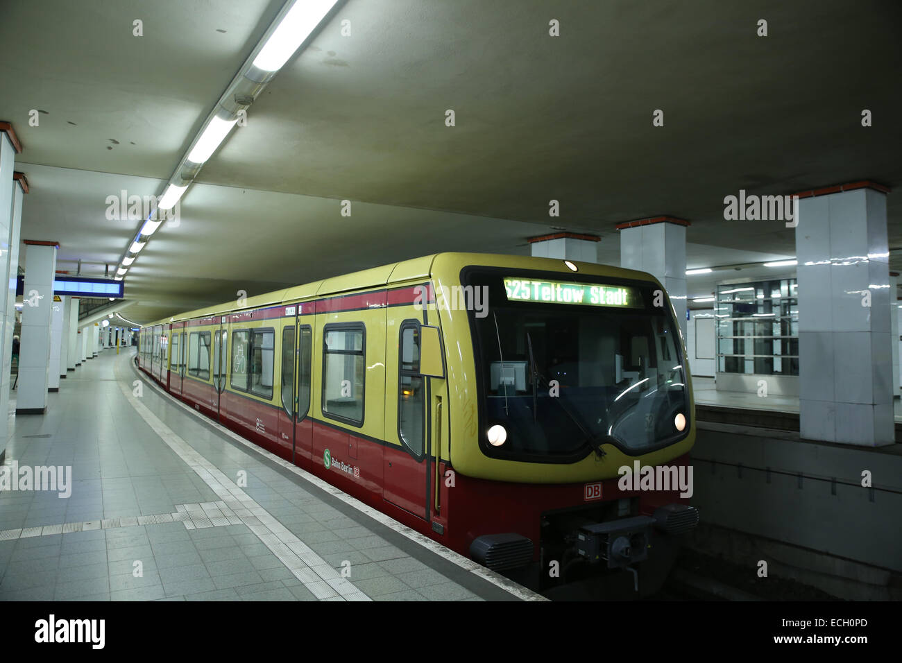 Deutsche u-Bahn u-Bahn-Zug ankommen u-Bahnstation Stockfoto