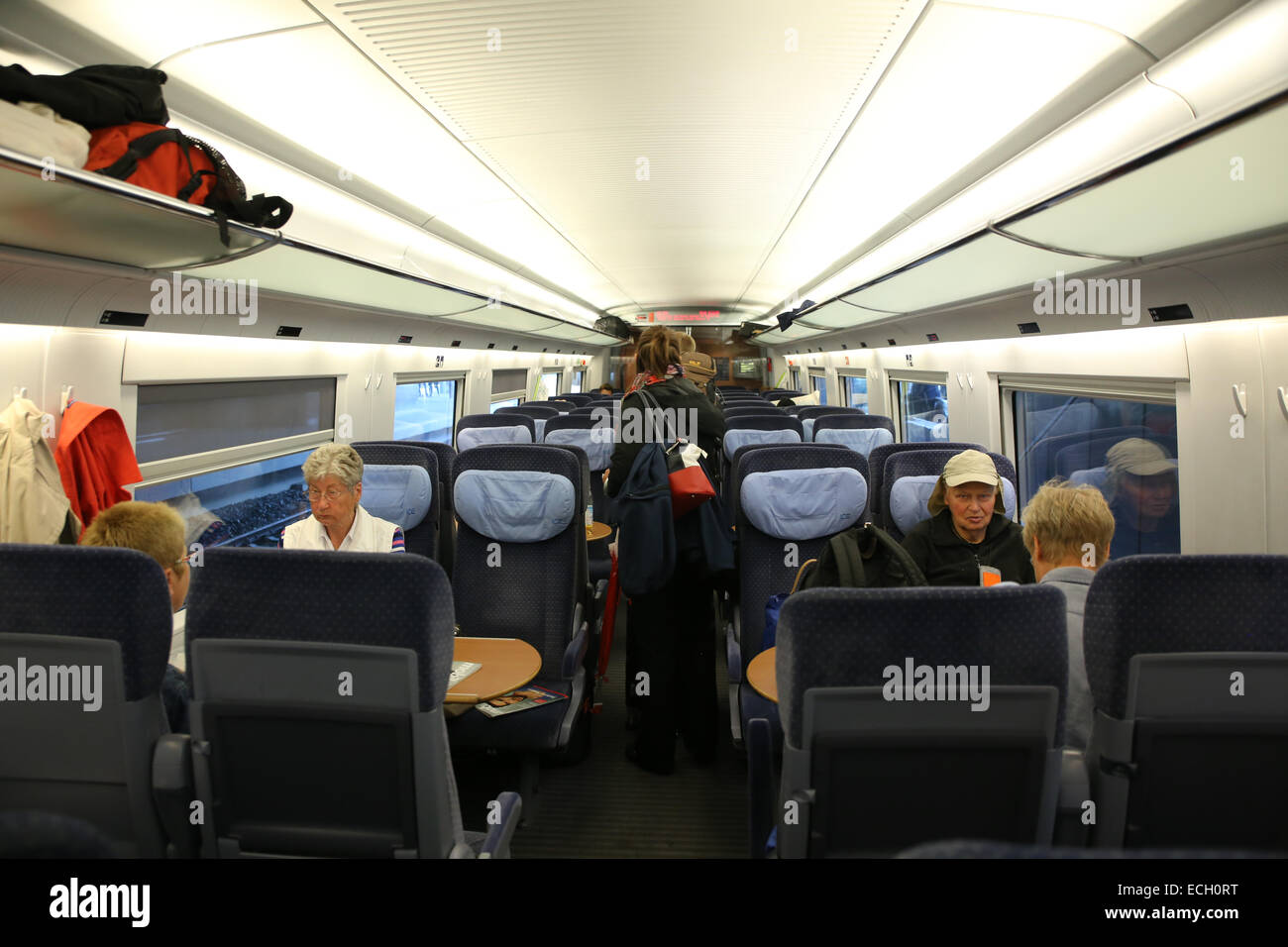 BeifahrerInnen europäische Zug-Schiene-Warenkorb Stockfoto