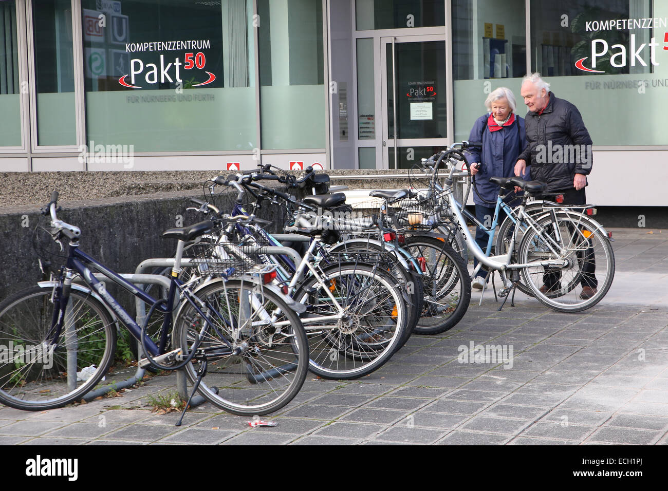 alten senior Mann Frau paar Bike rack Straße Europa Stockfoto