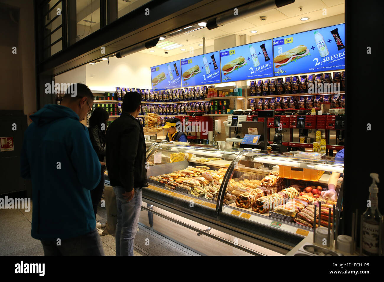 Menschen, die Bestellung Snack Shop in Zug-Bahnhof Stockfoto