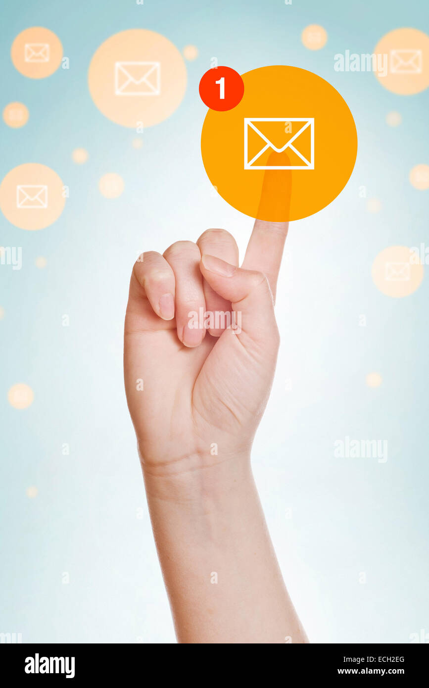 Prüfen e-Mail-Posteingang, kaukasische weiblichen Hand e-Mail-Symbol auf dem virtuellen Display drücken. Stockfoto