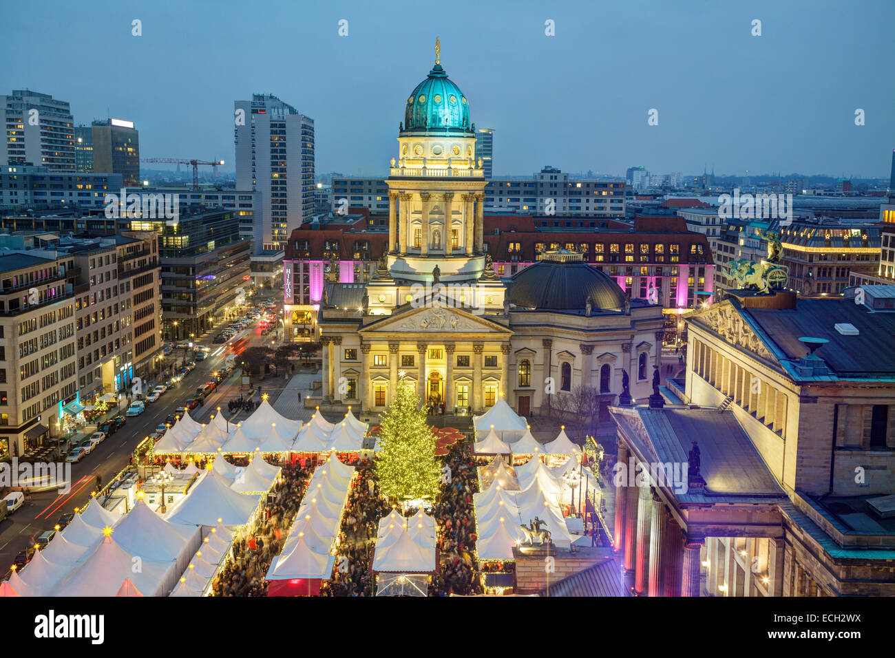 Blick über Gendarmenmarkt Weihnachtsmarkt, Berlin, Deutschland Stockfoto