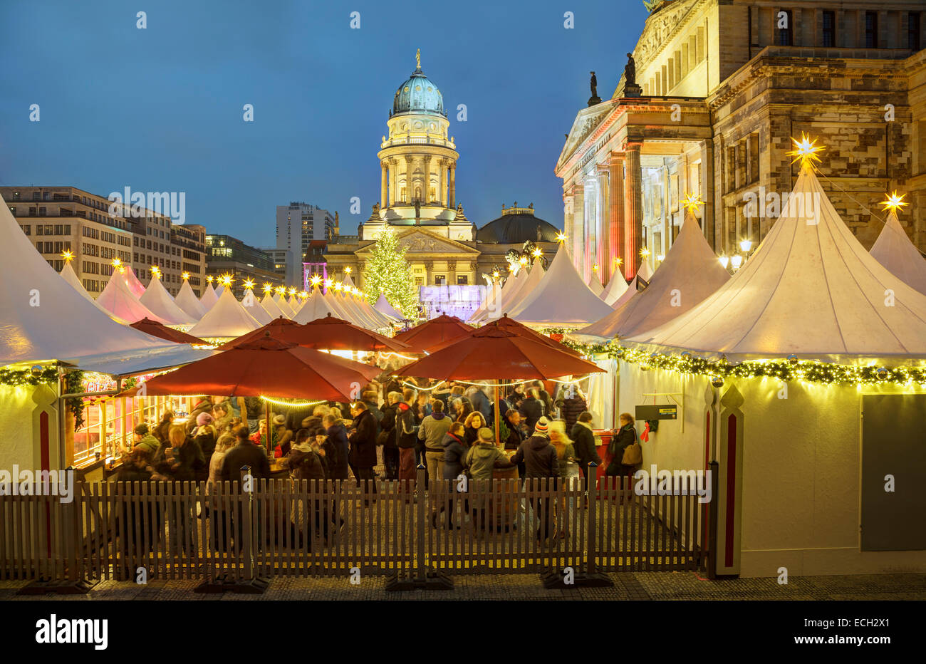 Weihnachtsmarkt auf dem Gendarmenmarkt, Berlin, Deutschland Stockfoto
