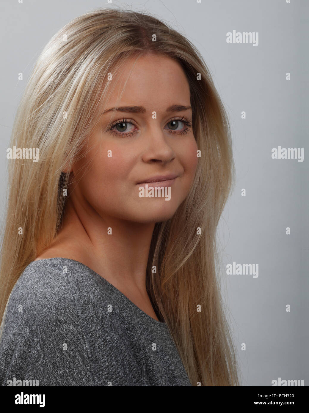 Kopfschuss oder Porträt einer jungen blonden Frau mit grünen Augen, trug ein graue top Stockfoto Kopfschuss oder Porträt einer jungen blonden Frau mit grünen Augen, trug ein graue top Stockfoto