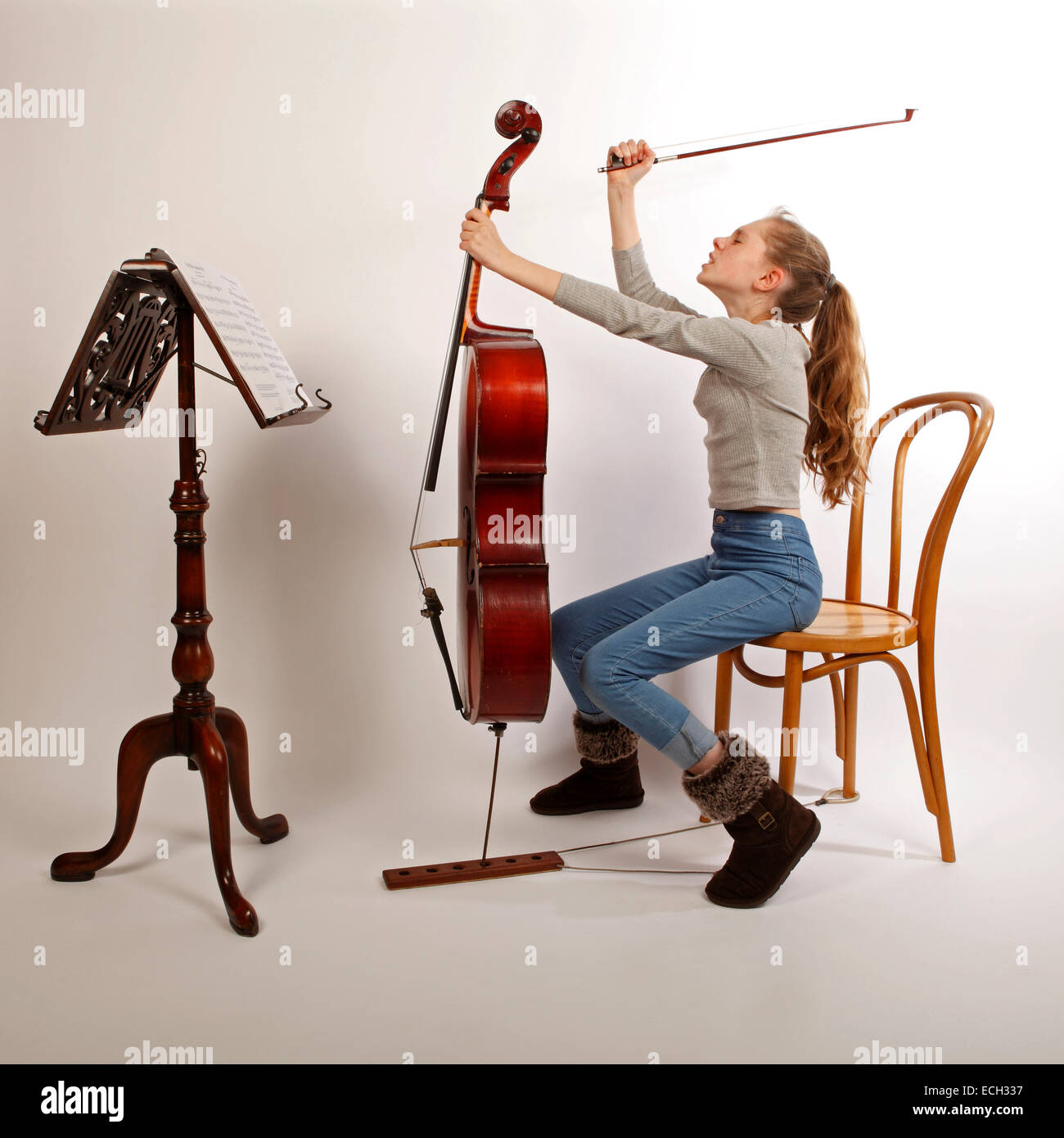 Junge Mädchen auf der Suche verärgert und frustriert mit ihr spielen halten Sie ihr cello Stockfoto