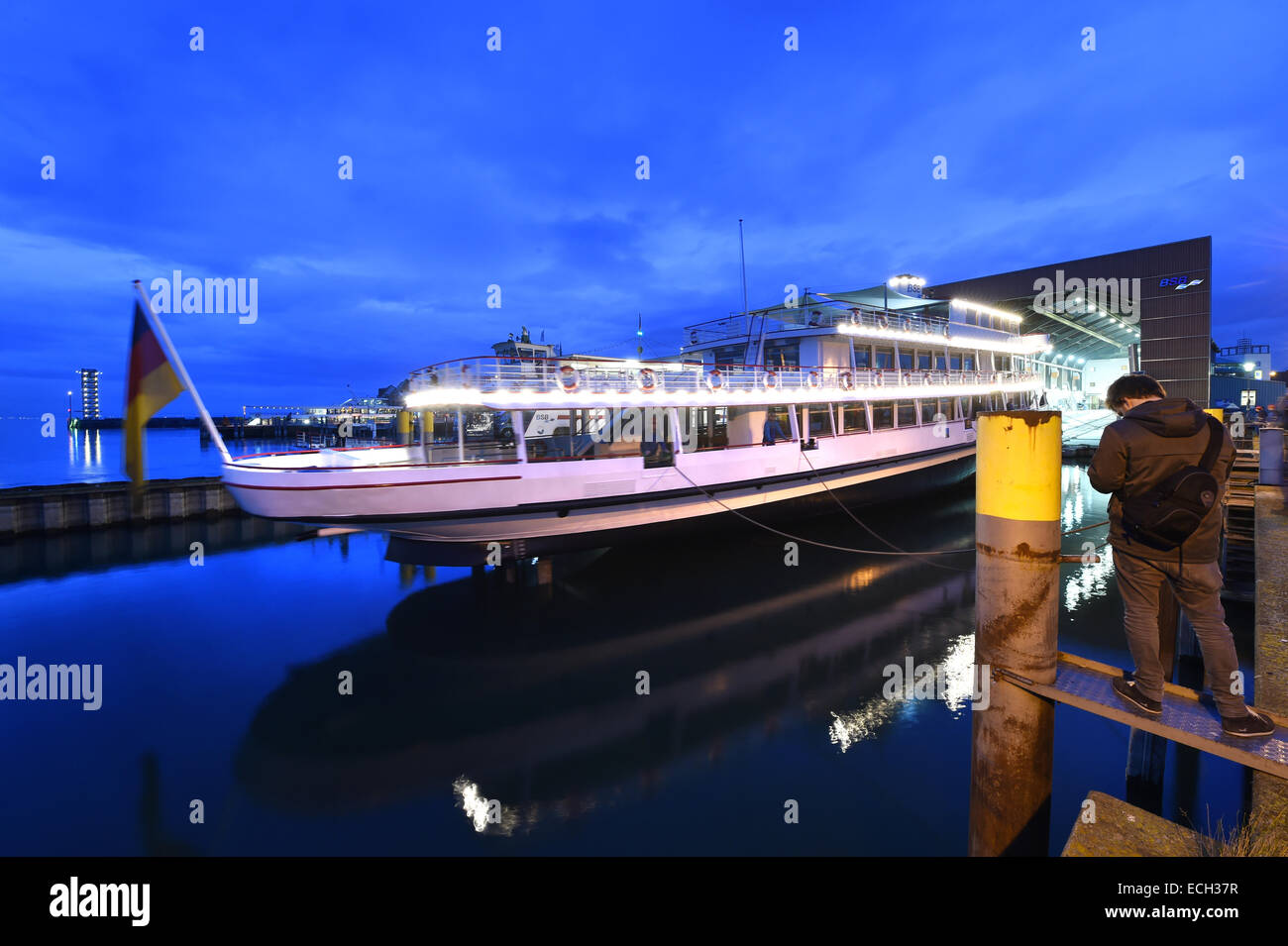 Das Motorschiff "Schwaben" ist wieder auf dem Wasser nach einer zehnwöchigen Inspektion auf der Werft in Friedrichshafen, Deutschland, 15. Dezember 2014. Die "Schwaben", 77 Jahre alt, ist das zweite älteste Schiff in den Bodensee Shipping Company (BSB) und nach der BSB schwimmen Kulturdenkmal. Die Schiffe der weißen Flotte sind in der Regel alle 5 Jahre für eine Generalüberholung an Land. Foto: FELIX KAESTLE/dpa Stockfoto