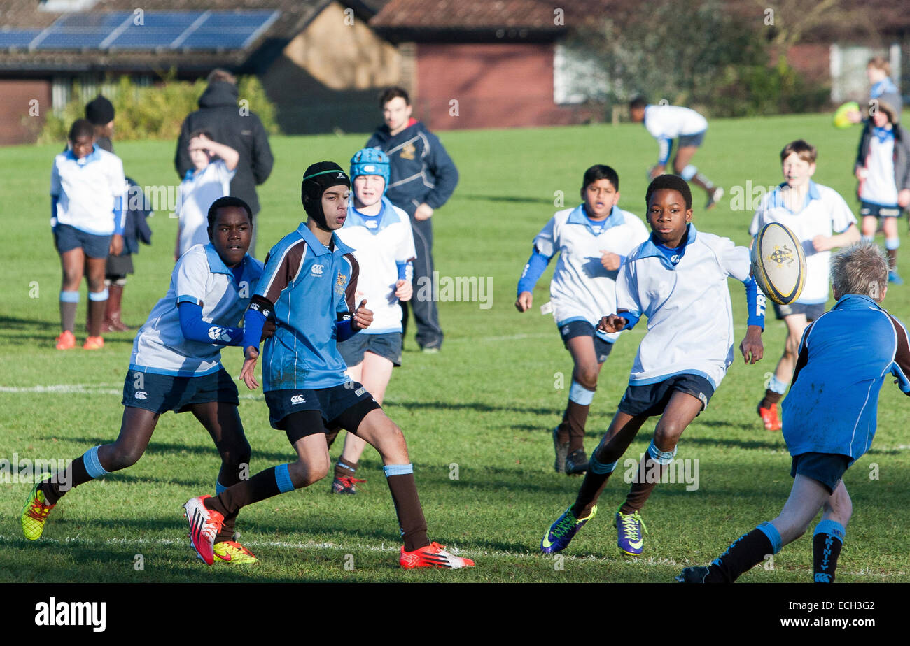 Kinder besuchen eine Privatschule im Wettbewerb in einem Rugby Sevens Turnier in Süd-London Stockfoto