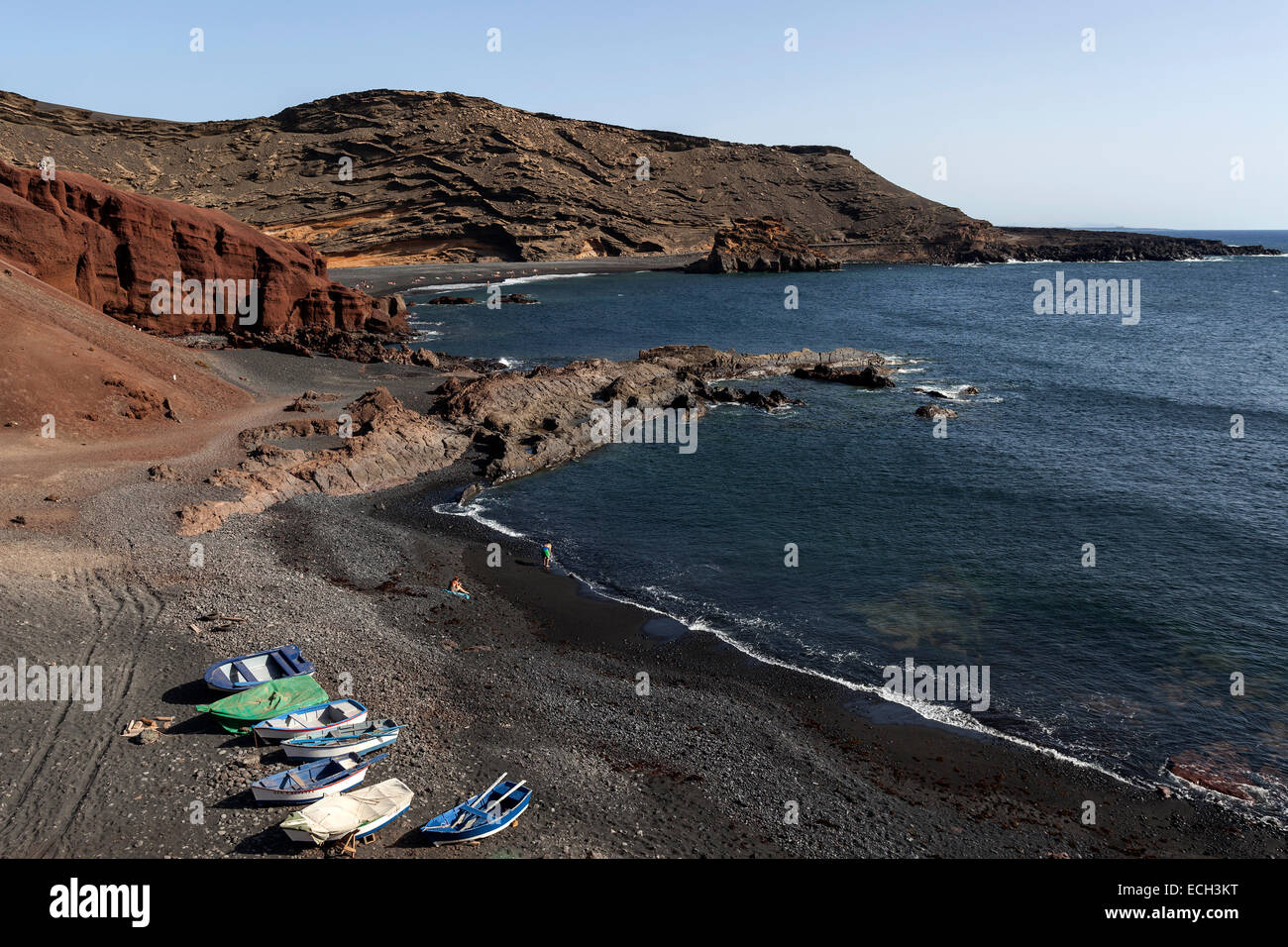 Angelboote/Fischerboote am schwarzen Strand von El Golfo, Vulkan Krater, Lanzarote, Kanarische Inseln, Spanien Stockfoto