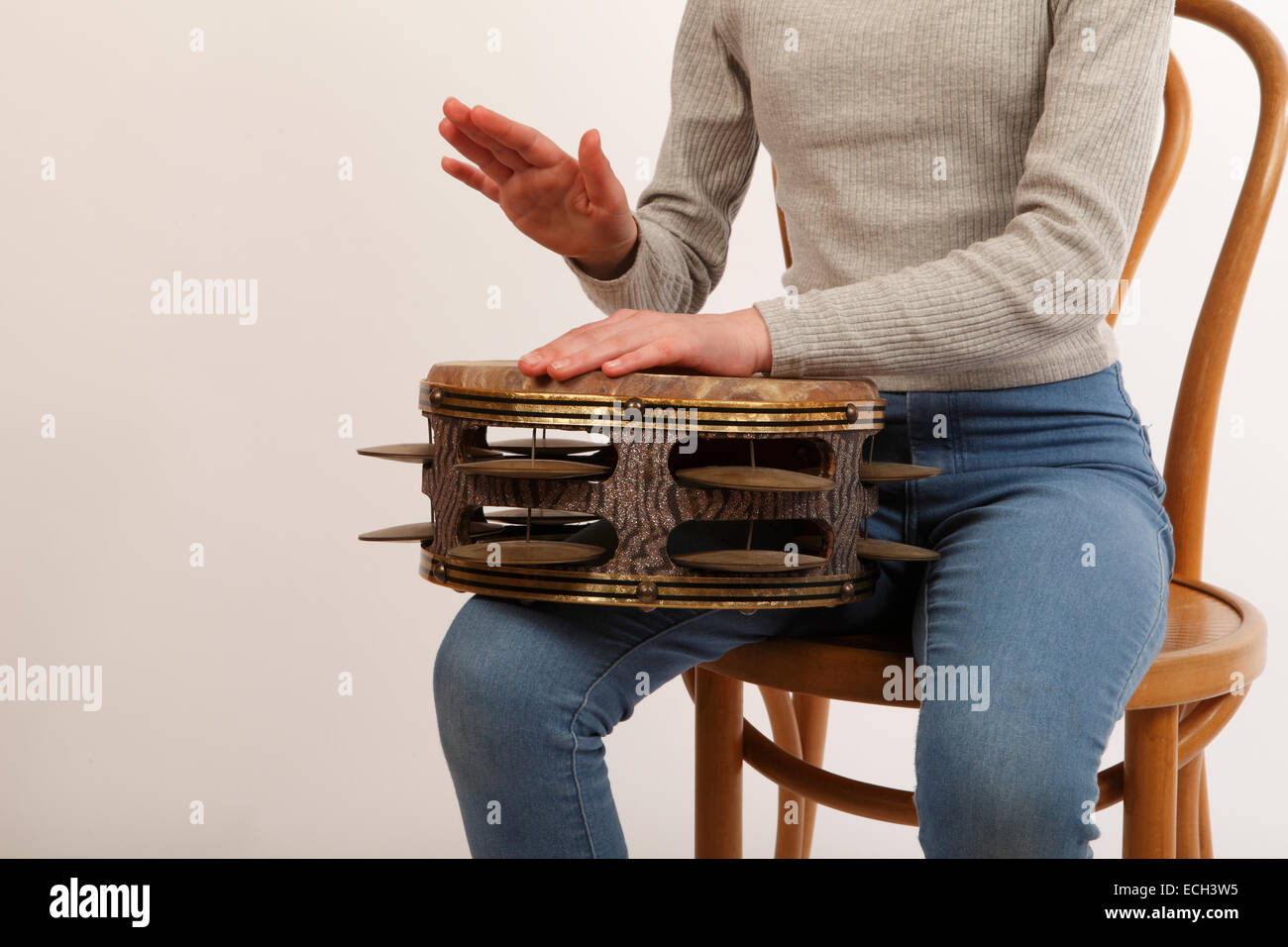 die Eyptian Riq Hand Percussion-Instrument spielen Stockfoto