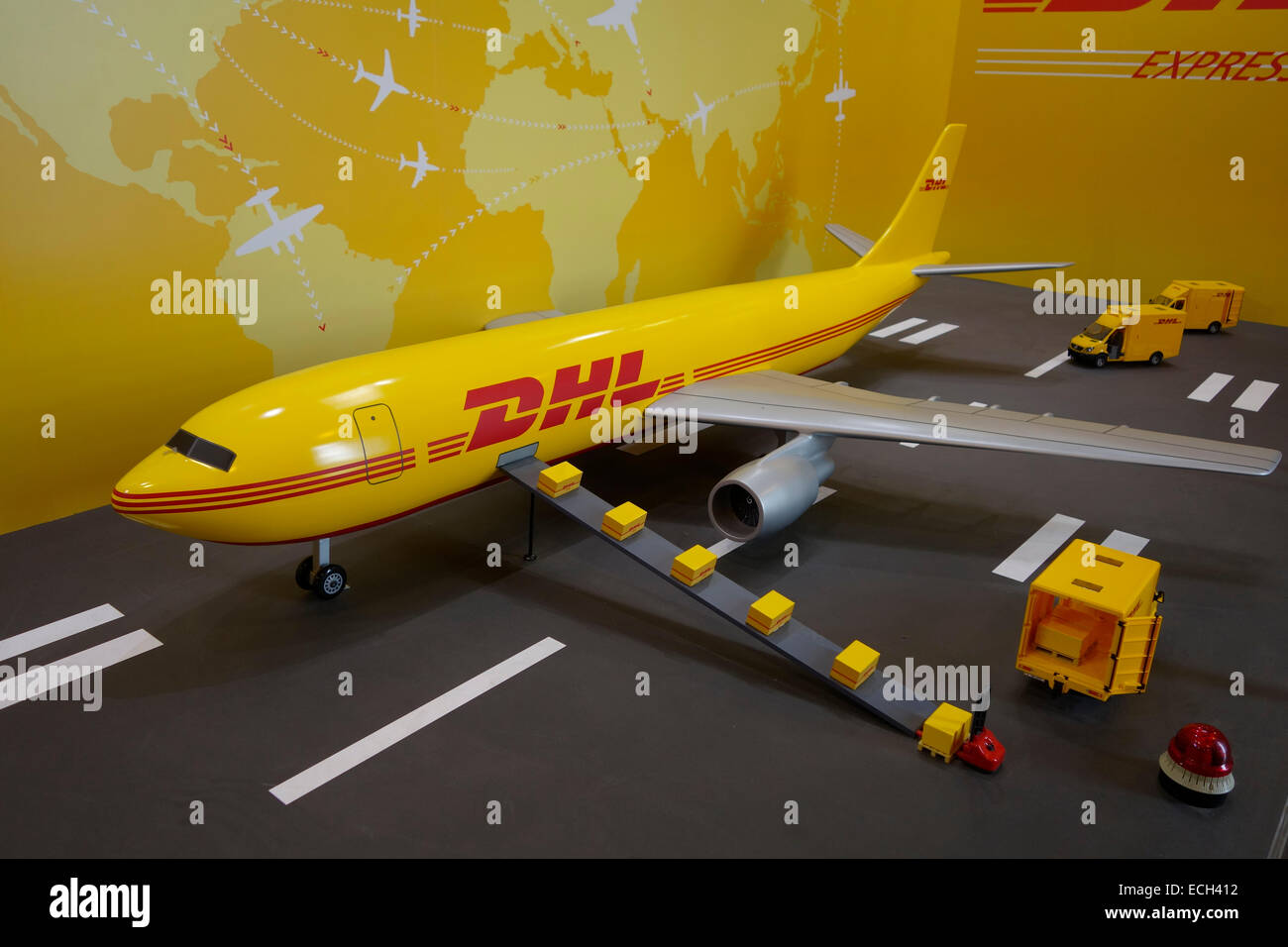 Modell des DHL Express Cargo Flugzeug Stockfoto