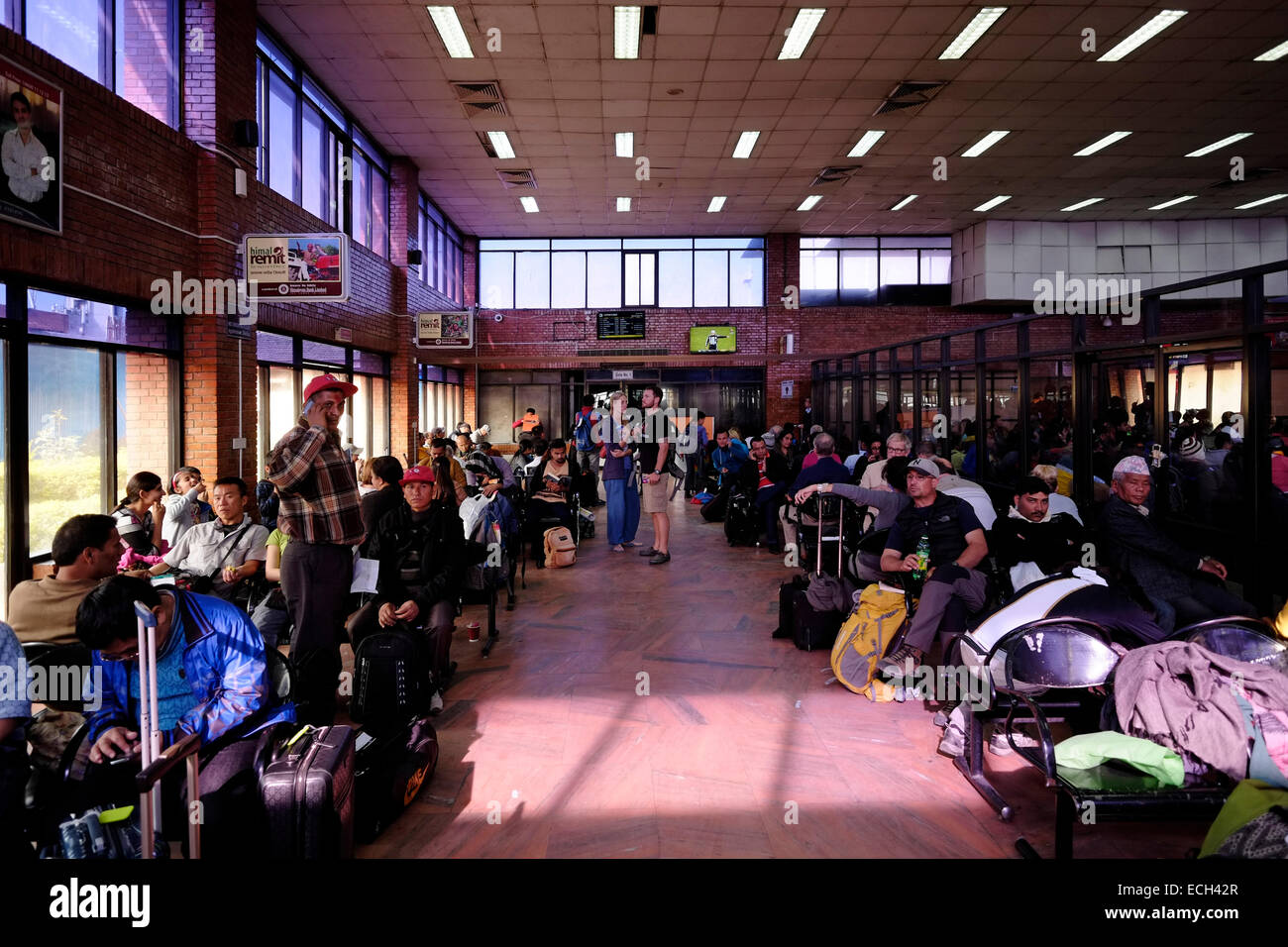 Passagiere warten in der Abflughalle des Tribhuvan International Airport in Kathmandu Nepal auf ihren Flug Stockfoto