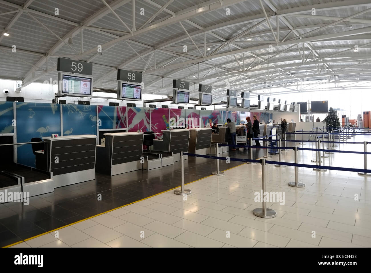 Check-in Schalter im Flughafen Larnaca Zypern Stockfoto