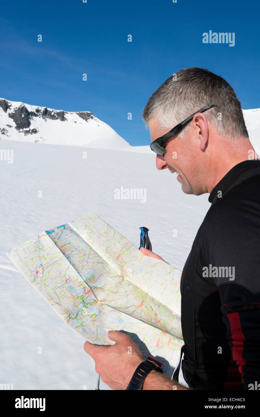 Bergsteiger mit Orientierungskarte, Oppland, Norwegen Stockfoto
