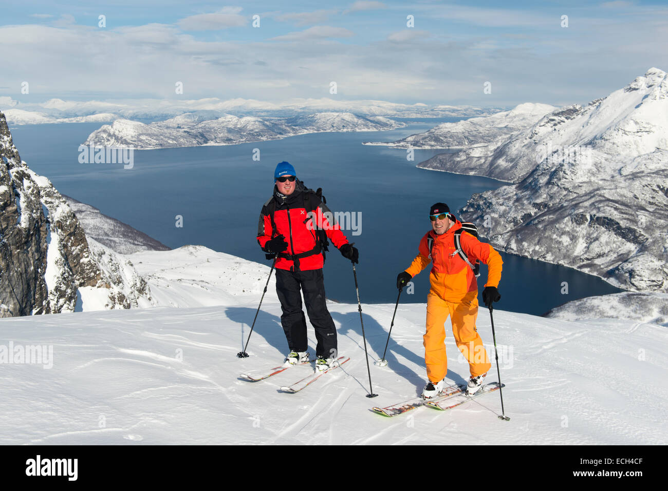 Aufstieg auf den Skiern zu den Langlitinden, Insel Andørja, Troms, Norwegen Stockfoto