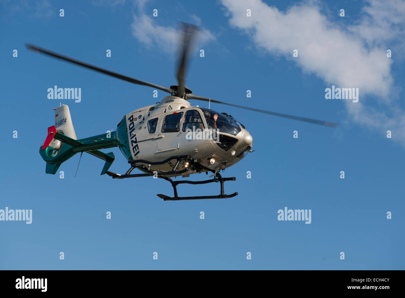 Polizei-Hubschrauber im Flug Stockfoto