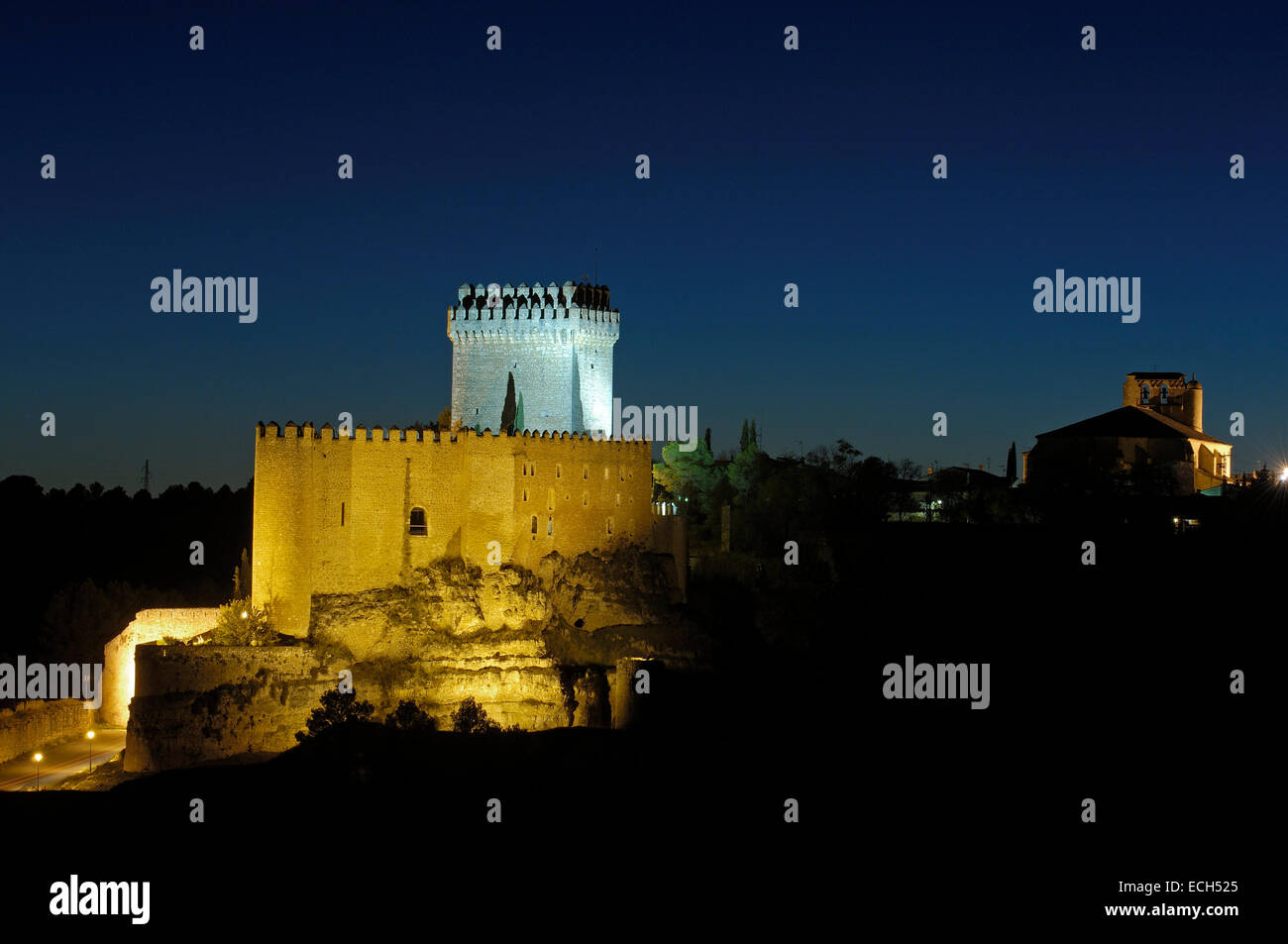 Marques de Villena Burg, jetzt Parador Nacional, ein staatliches Hotel, in der Abenddämmerung, Alarcon, Cuenca Provinz, Region Kastilien-La Mancha, Spanien Stockfoto