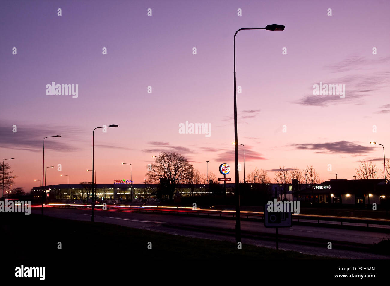 Dundee, Schottland, Vereinigtes Königreich. 15. Dezember 2014. UK-Wetter: Sunrise. Trafen sich Office Probleme gelbe Warnungen von Eis und Schnee in Dundee. Häufige Graupel Duschen weiterhin verursacht Reisen Störungen in Tayside fallen. Bildnachweis: Dundee Photographics/Alamy Live-Nachrichten Stockfoto