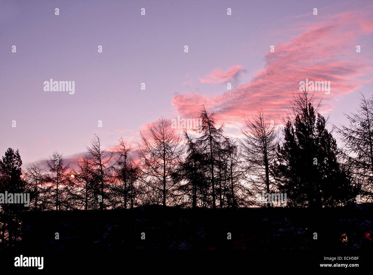 Dundee, Schottland, Vereinigtes Königreich. 15. Dezember 2014. UK-Wetter: Sunrise. Trafen sich Office Probleme gelbe Warnungen von Eis und Schnee in Dundee. Häufige Graupel Duschen weiterhin verursacht Reisen Störungen in Tayside fallen. Bildnachweis: Dundee Photographics/Alamy Live-Nachrichten Stockfoto