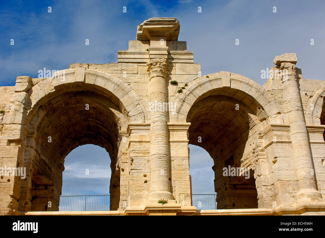 Römische Amphitheater Les Arènes, Arles, Bouches du Rhone, Provence, Frankreich, Europa Stockfoto