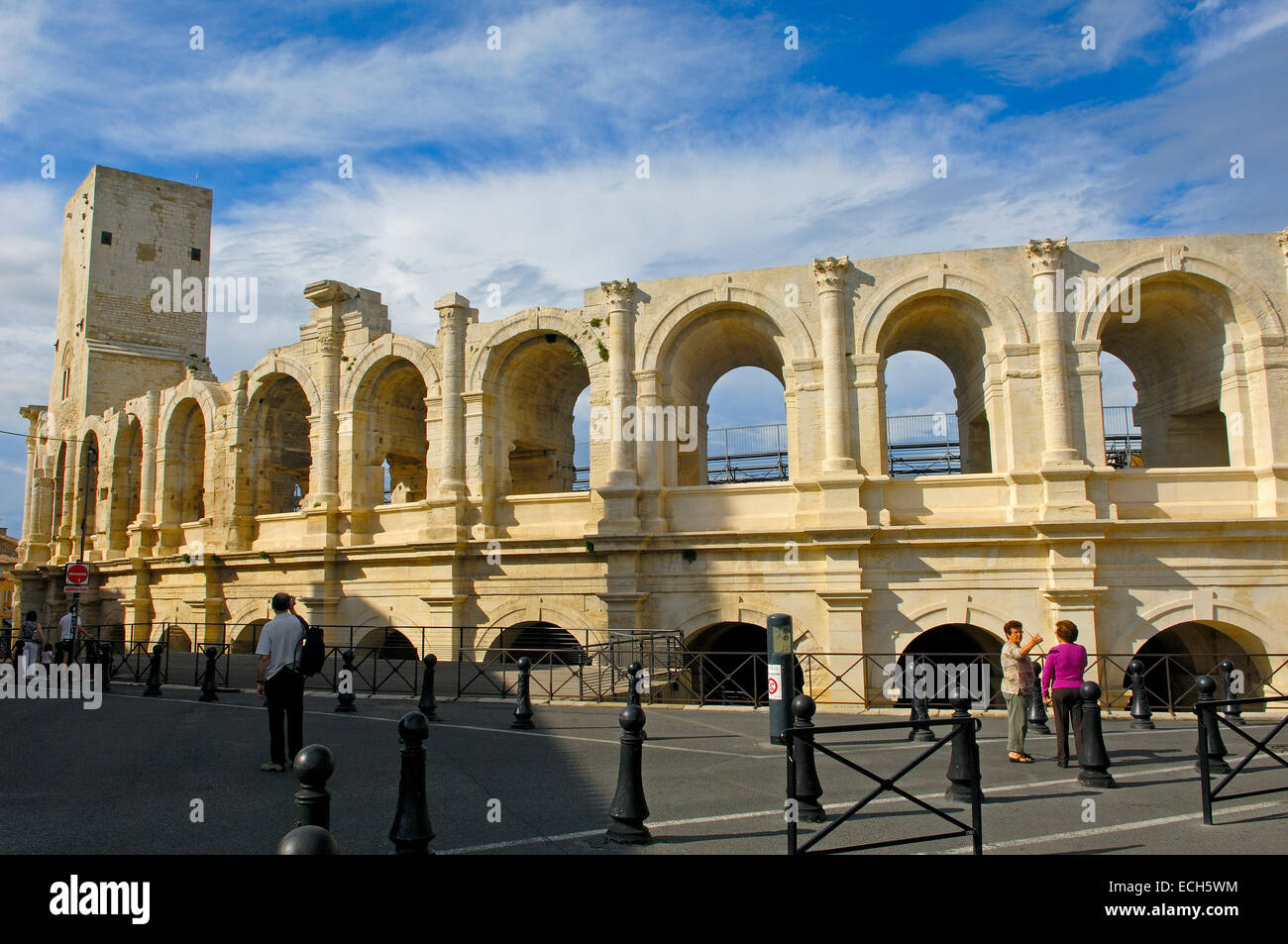 Römische Amphitheater Les Arènes, Arles, Bouches du Rhone, Provence, Frankreich, Europa Stockfoto