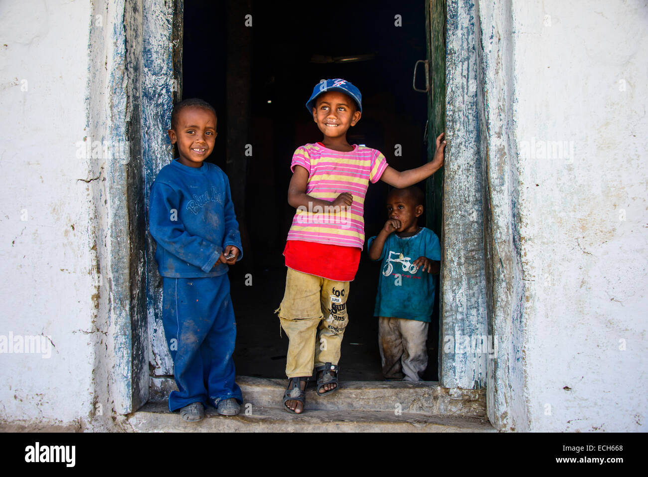 Kinder stehen in einem Türrahmen, in der Nähe von Keren, Eritrea Stockfoto