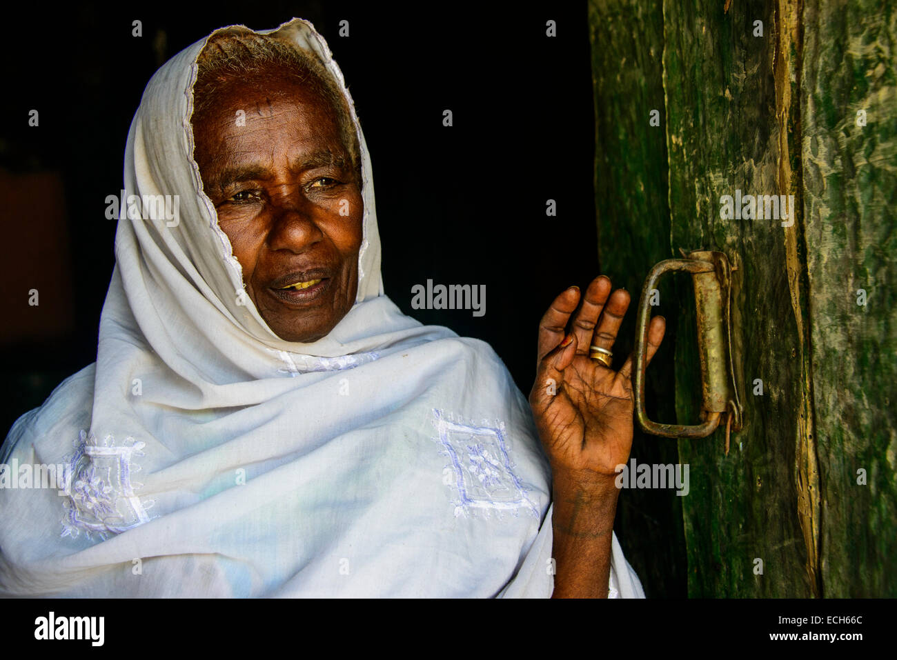 Freundlichen alten Frau in einen Türrahmen in der Nähe von Keren, Eritrea Stockfoto