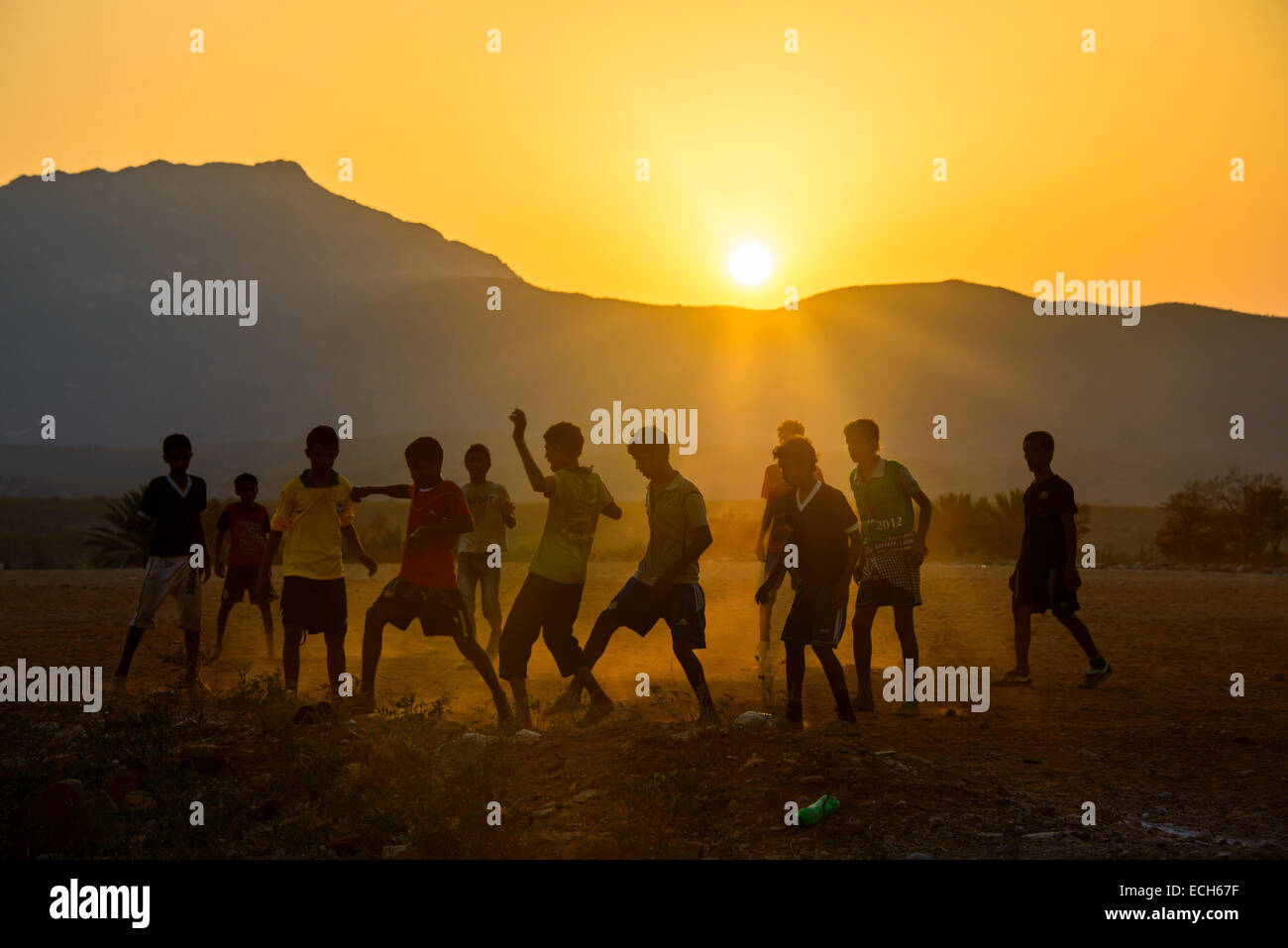 Jungs spielen Fußball, Sokotra, Jemen Stockfoto