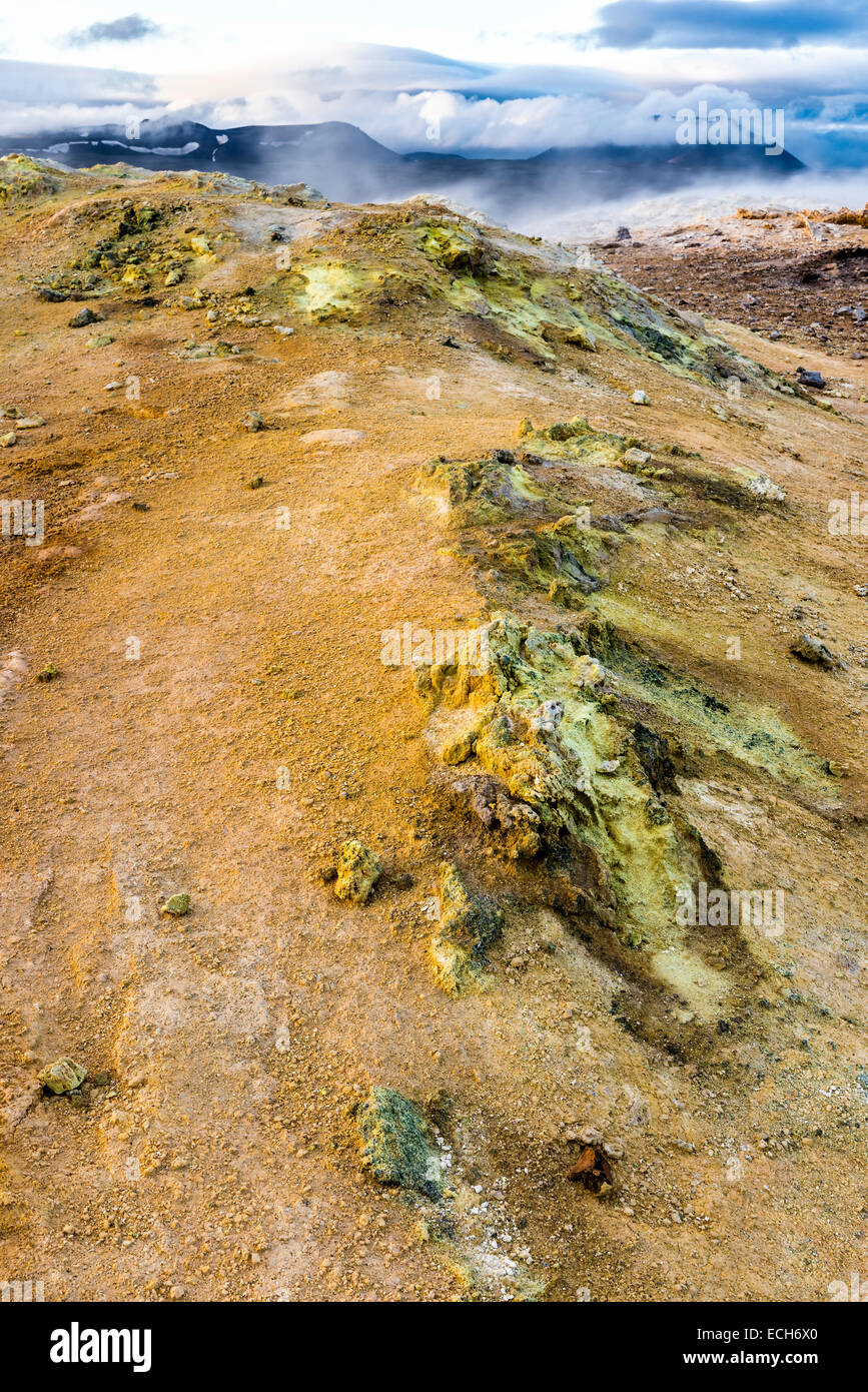 Solfataren, Fumarolen, Schlammlöcher, Schlammpfützen, Schwefel und anderen Mineralien, auf dem Gipfel des Berges Námafjall, Stockfoto