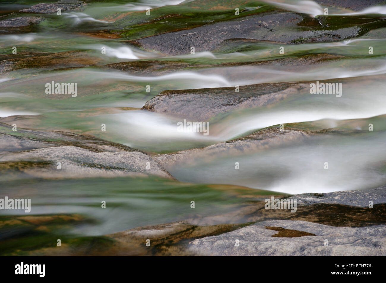 Wasser fließt über die Felsen im felsigen Bachbett, Norwegen Stockfoto