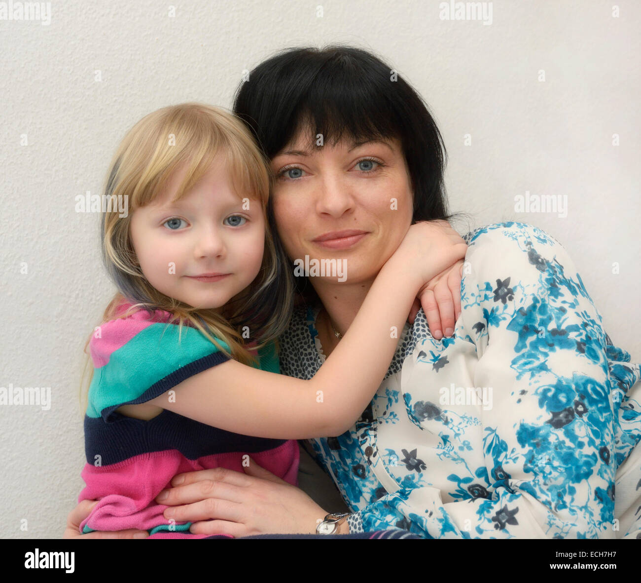 Mädchen, 5 Jahre, umarmt ihre Mutter, 35 Jahre Stockfoto