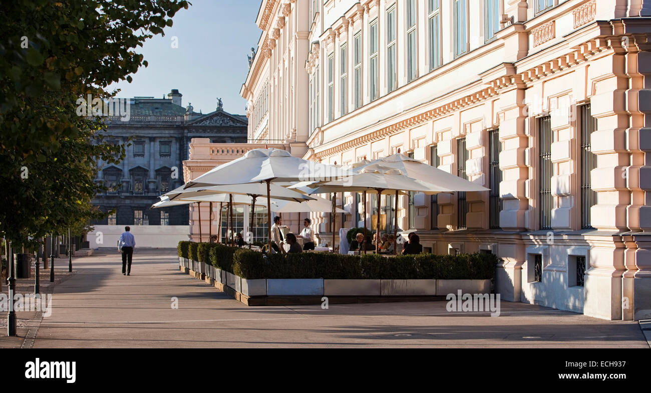Menschen genießen Sie eine Tasse Kaffee in einem modernen Café in der Innenstadt von Wien. Stockfoto
