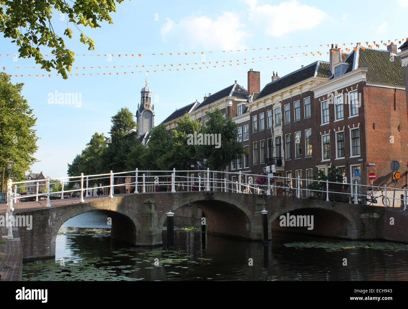 Historischen Rapenburg Hauptkanal in den Niederlanden Leiden, in der Nähe von Doelensteeg - Leiden-Sammlung Stockfoto