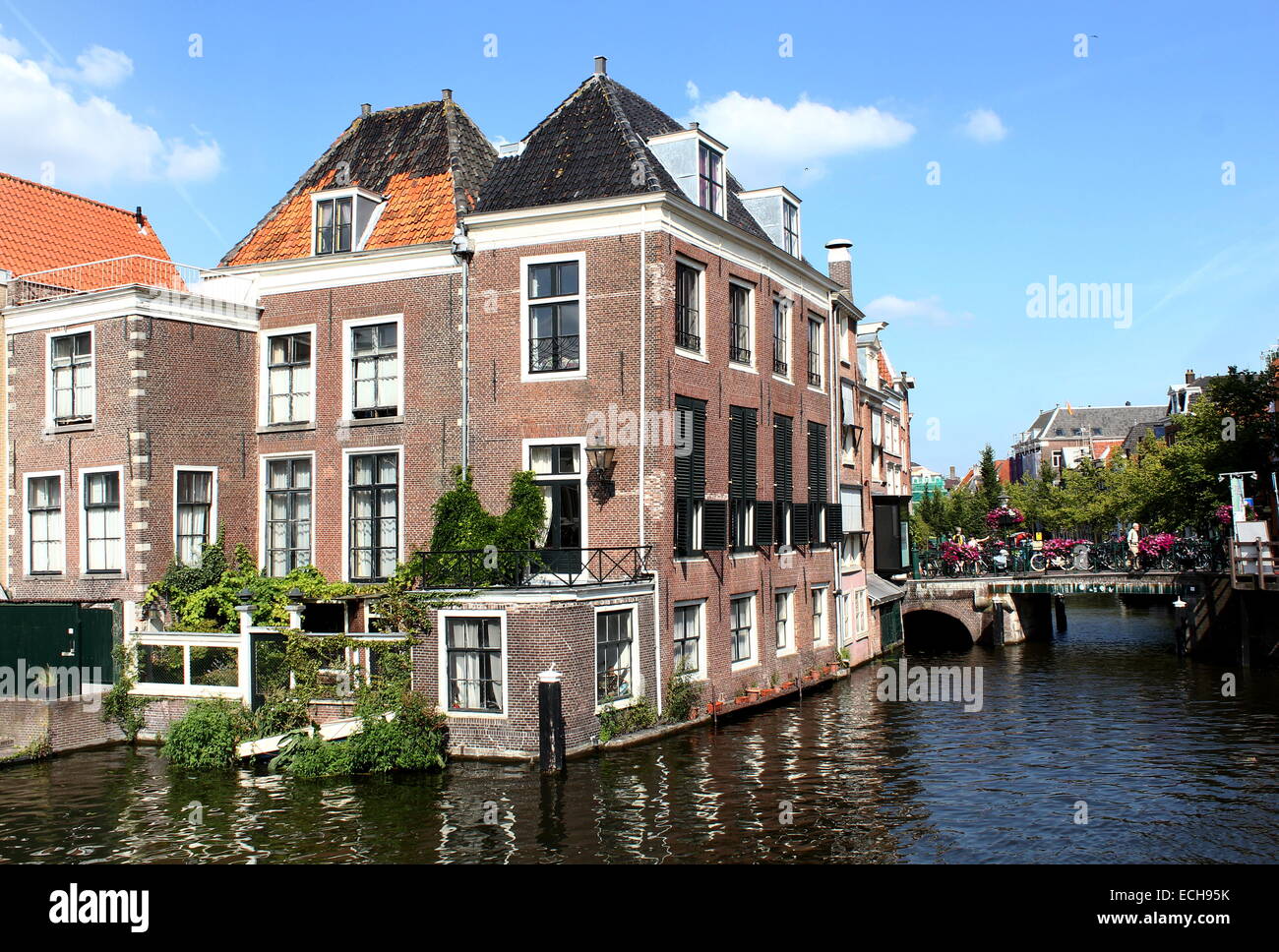 Alten Kanals beherbergt Aalmarkt Kanal in der Nähe der Mündung des Oude Rijn Kanal im historischen Zentrum von Leiden, Niederlande Stockfoto