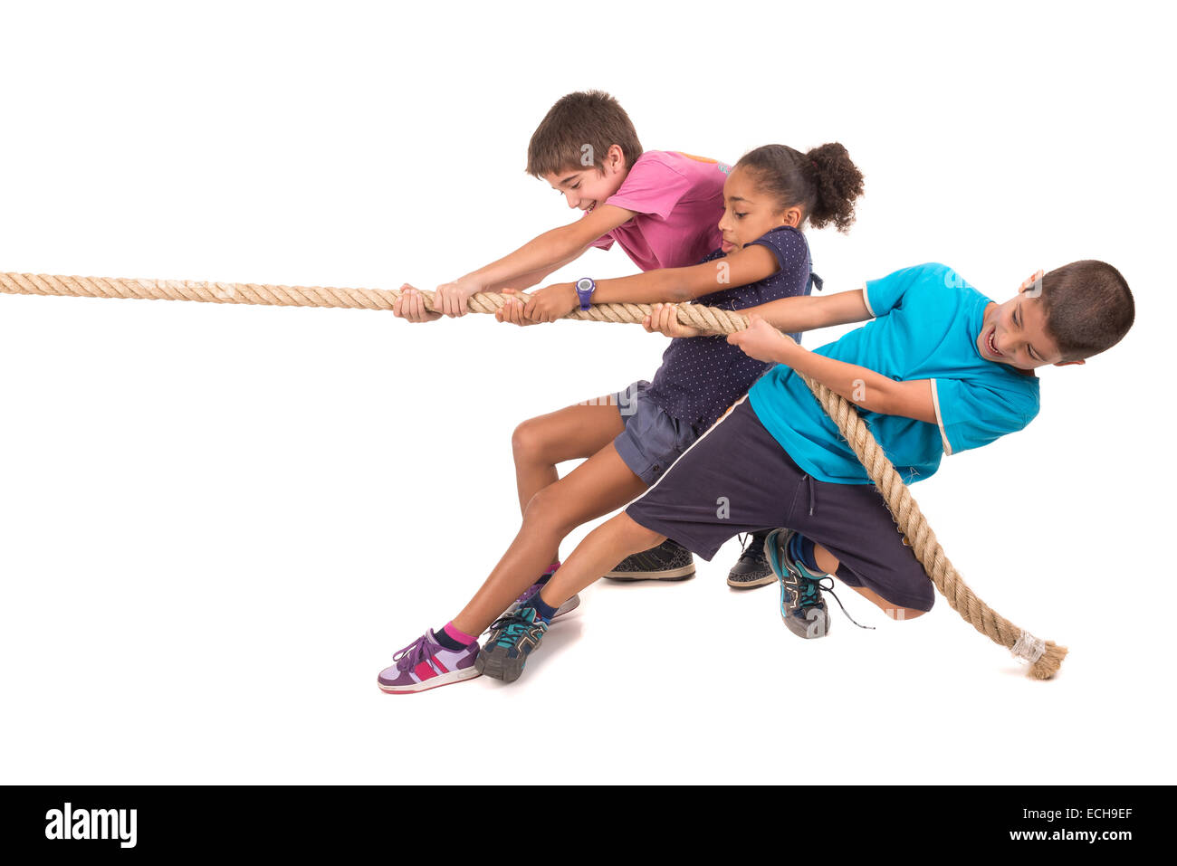 Gruppe von Kindern an einem Seil ziehen Wettbewerb Stockfotografie - Alamy