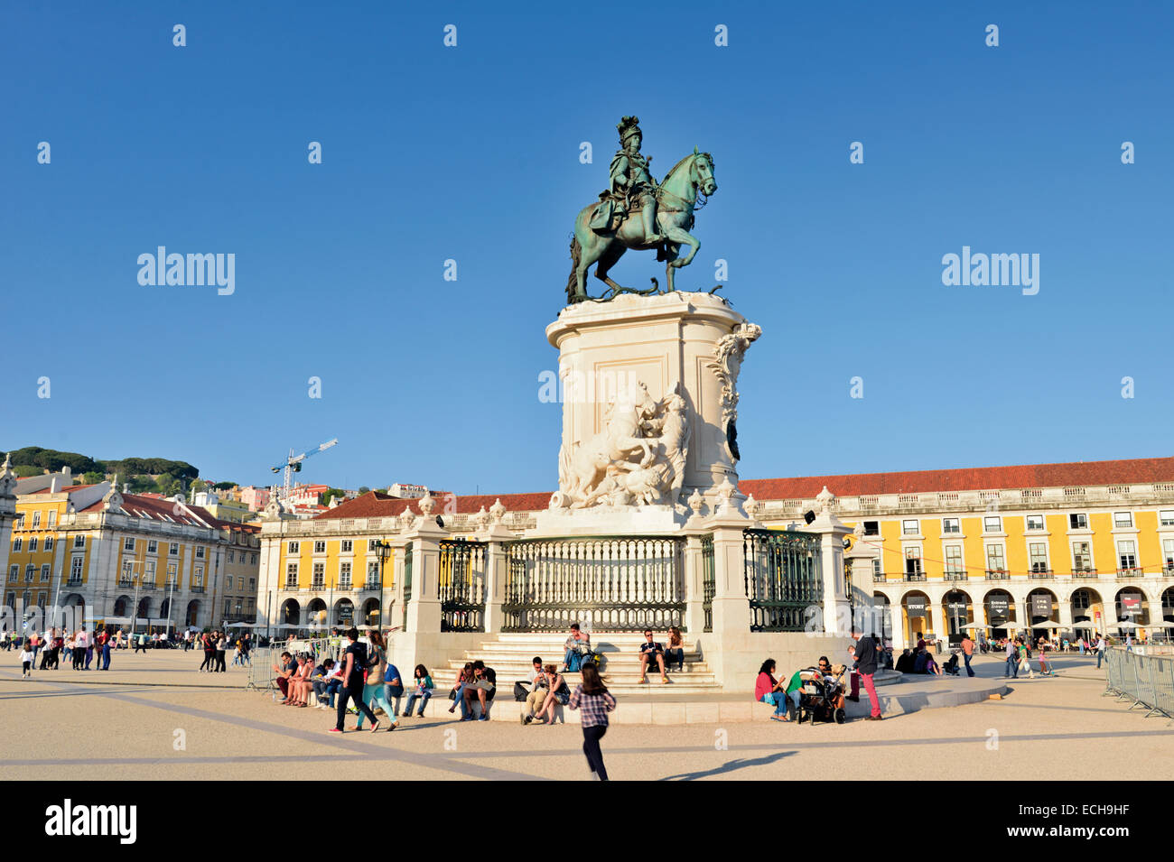 Portugal, Lissabon: Menschen genießen die Sonne auf dem Hauptplatz Praca Comercio Stockfoto
