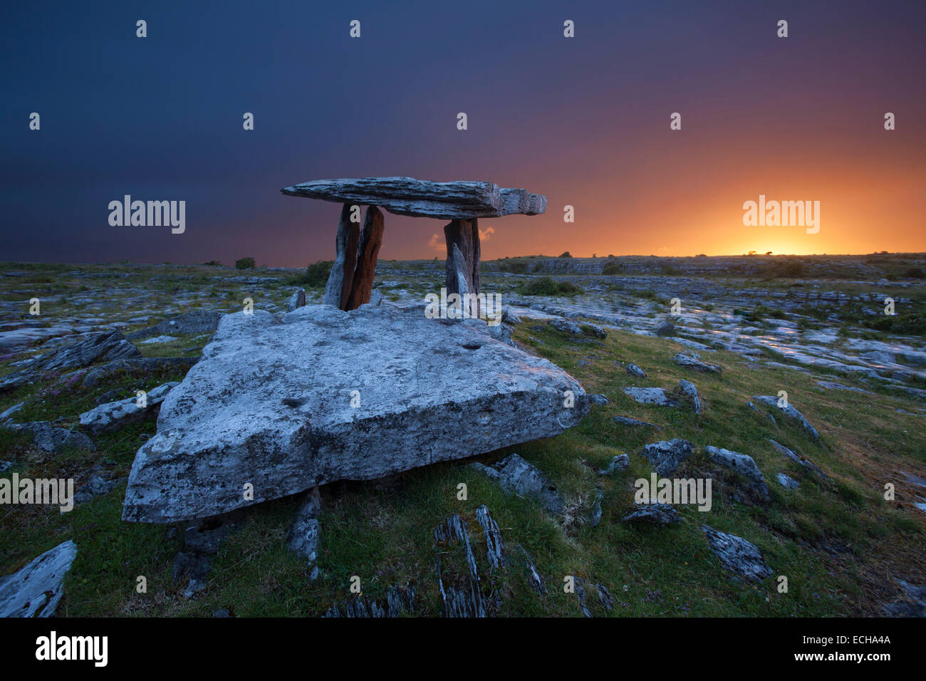Morgendämmerung am Poulnabrone Dolmen, Burren, County Clare, Irland. Stockfoto