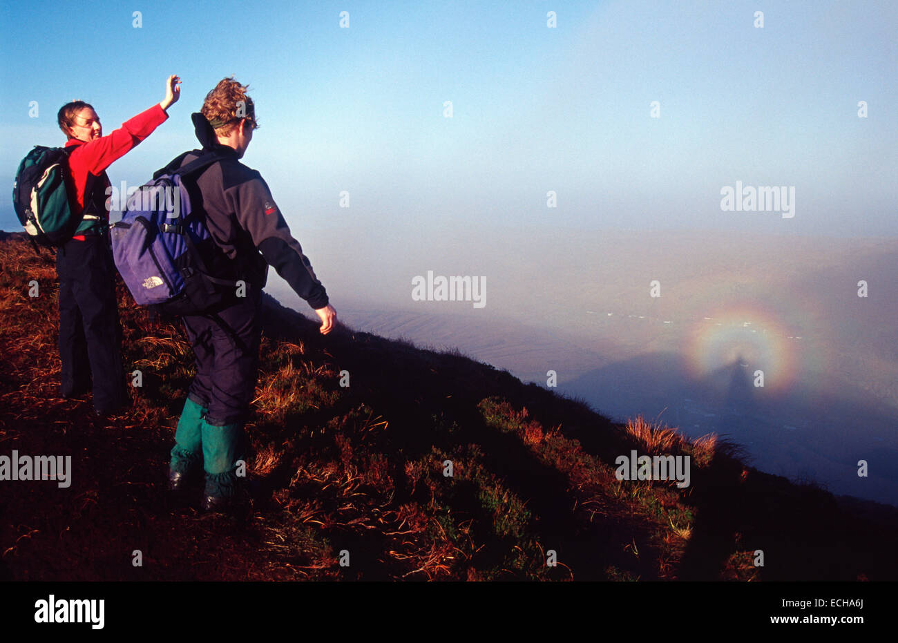Wanderer ein Brocken Gespenst vom Gipfel des Diamond Hill, Nationalpark Connemara, County Galway, Irland zu bewundern. Stockfoto