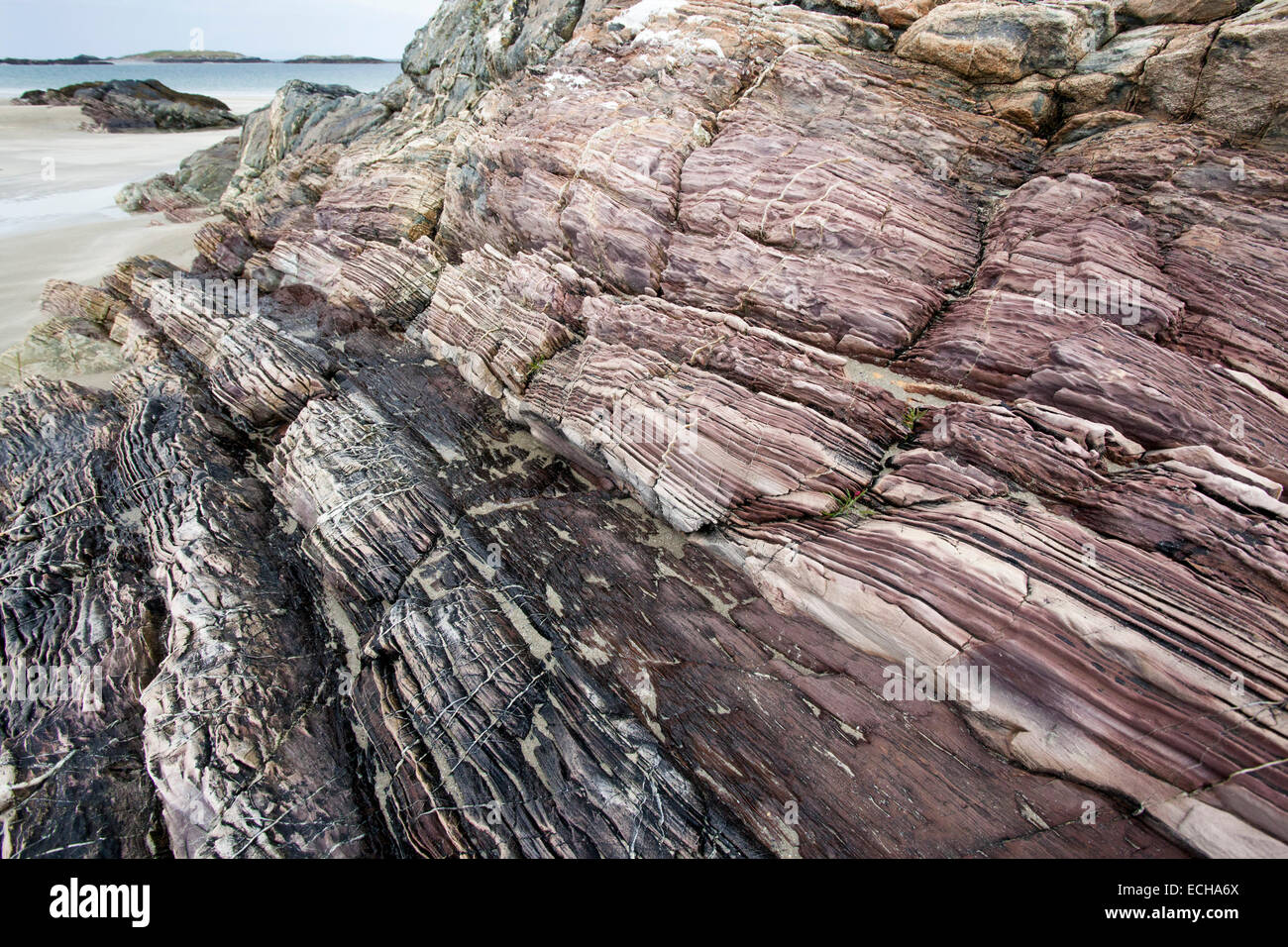 Geschichteten Felsen aus rotem Sandstein auf Glassilaun Beach, Connemara, County Galway, Irland. Stockfoto