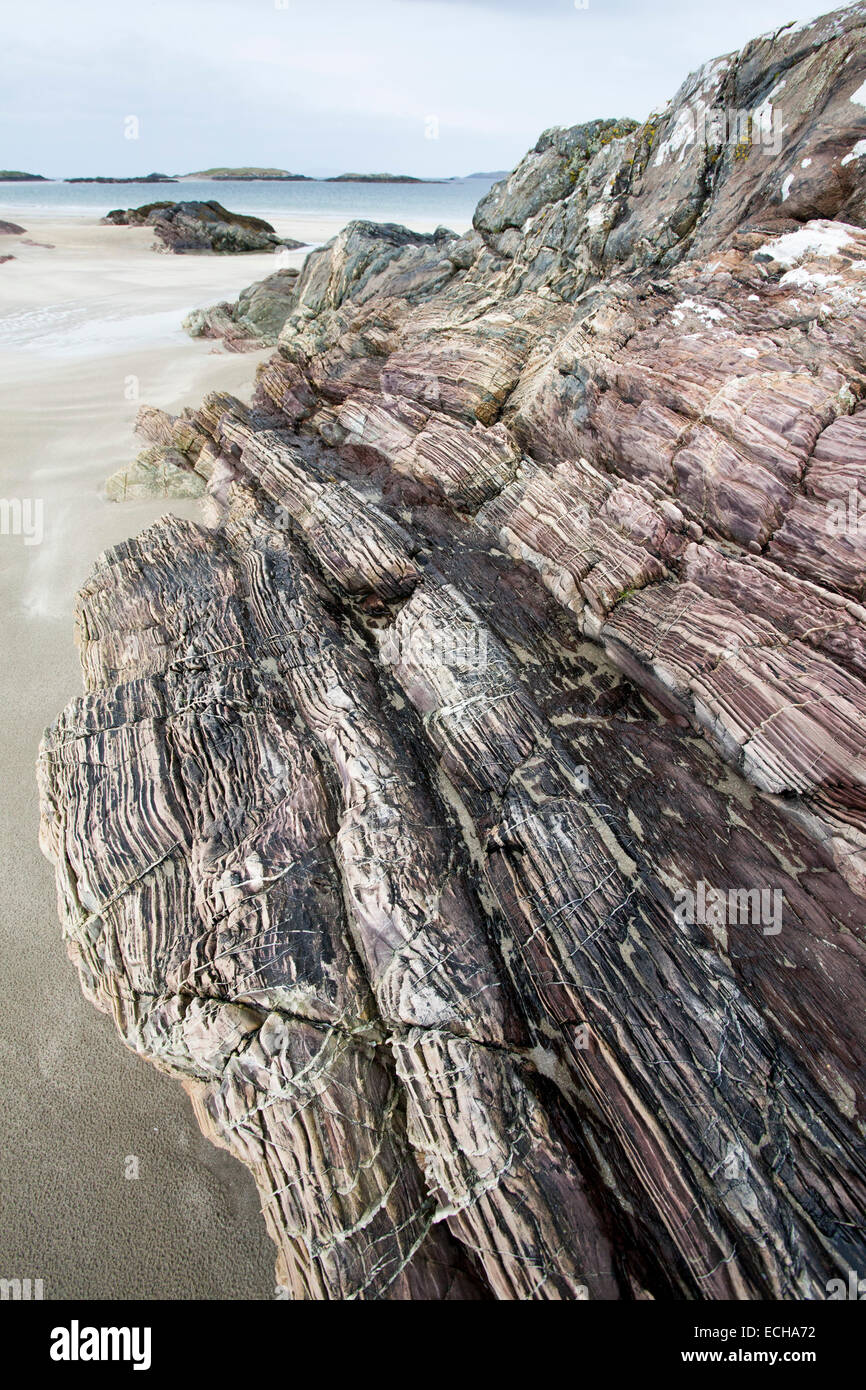 Geschichteten Felsen aus rotem Sandstein auf Glassilaun Beach, Connemara, County Galway, Irland. Stockfoto