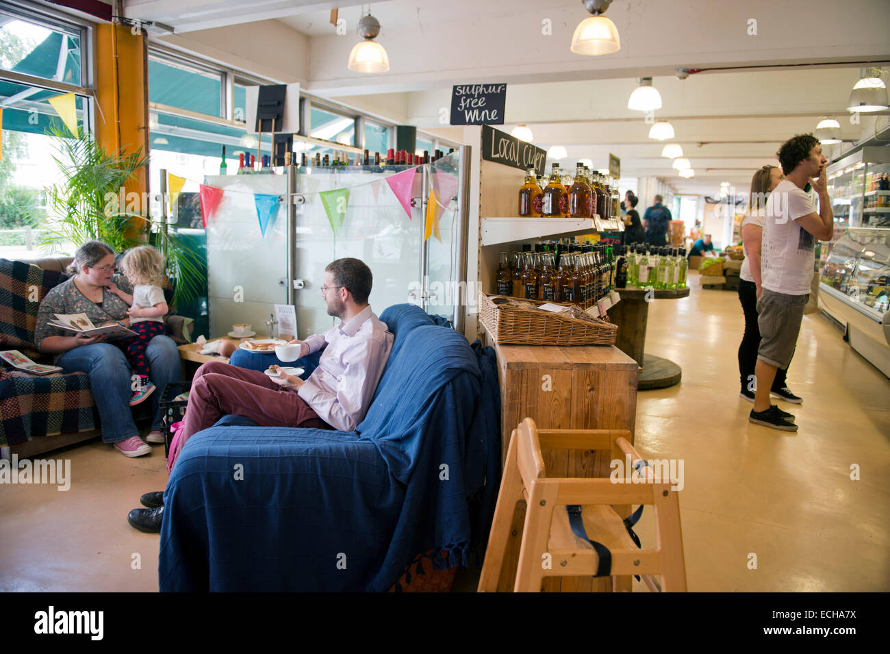 Familiencafé Bereich auf die bessere Food Company Bio-Supermarkt in St. Werburgh, Bristol UK Stockfoto