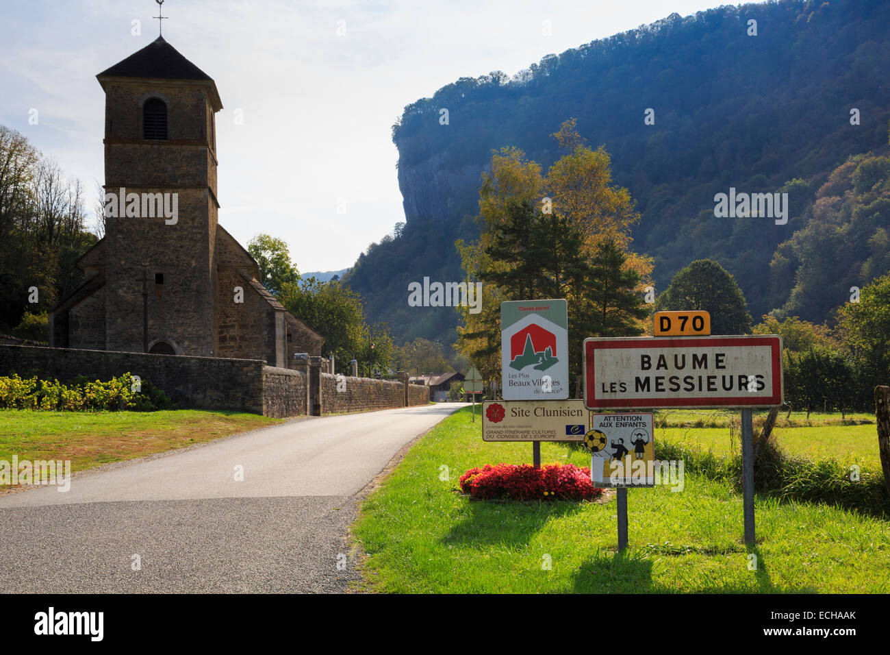 Ortsschild und Kirche unter Böschung im Jura D70 unterwegs. Baume-Les-Messieurs, Jura, Franche, Frankreich, Europa Stockfoto