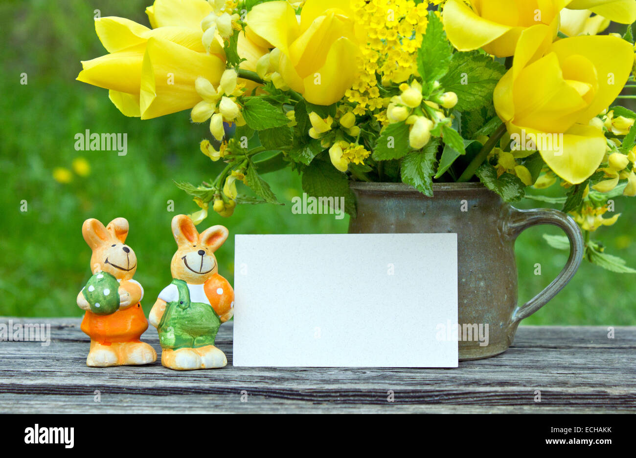 Bouquet mit gelben Tulpen, Osterhasen und Karte Stockfoto