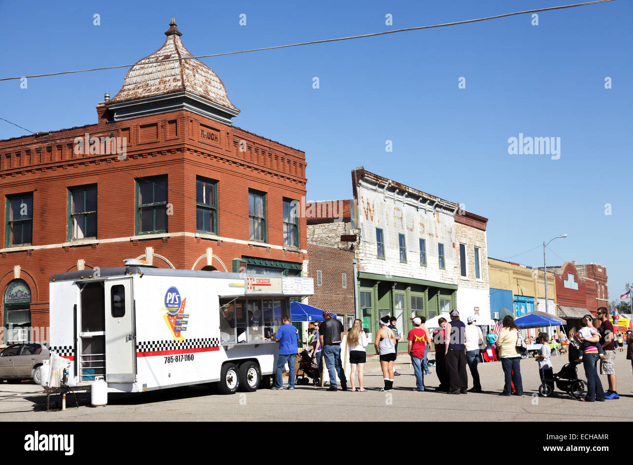 Leute Line-up an einem Food Truck auf einer Straße Messe in St.Wendel, Kansas. Stockfoto