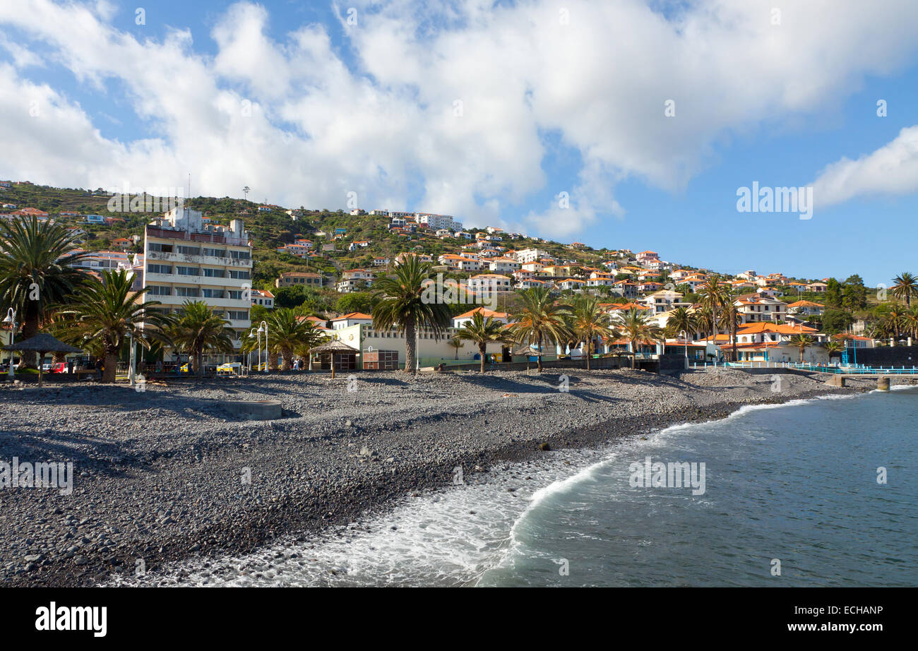 Kiesstrand in Santa Cruz Stadt auf der Insel Madeira, Portugal Stockfoto