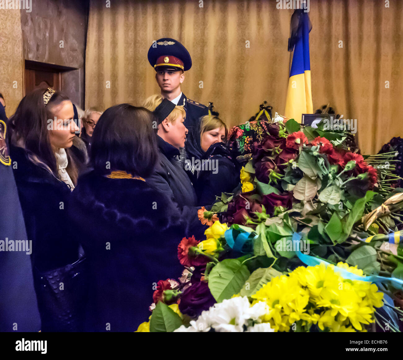 Kiew, Ukraine. 15. Dezember 2014. Ein Soldat des Regiments Special Purpose "Asow" - Igor Beloshitsky, Rufzeichen "Belaz" - wird im Palast der Kulturminister Kiew erinnert. Er starb zusammen mit Kämpfer Igor Slivka (Rufzeichen "Pacific"), am vergangenen Freitag in einem Kampf im Dorf Pavlopol in der Nähe von Mariupol. Er war erst 26 Jahre alt. Er war von Kiew. Bildnachweis: Igor Golovnov/Alamy Live-Nachrichten Stockfoto