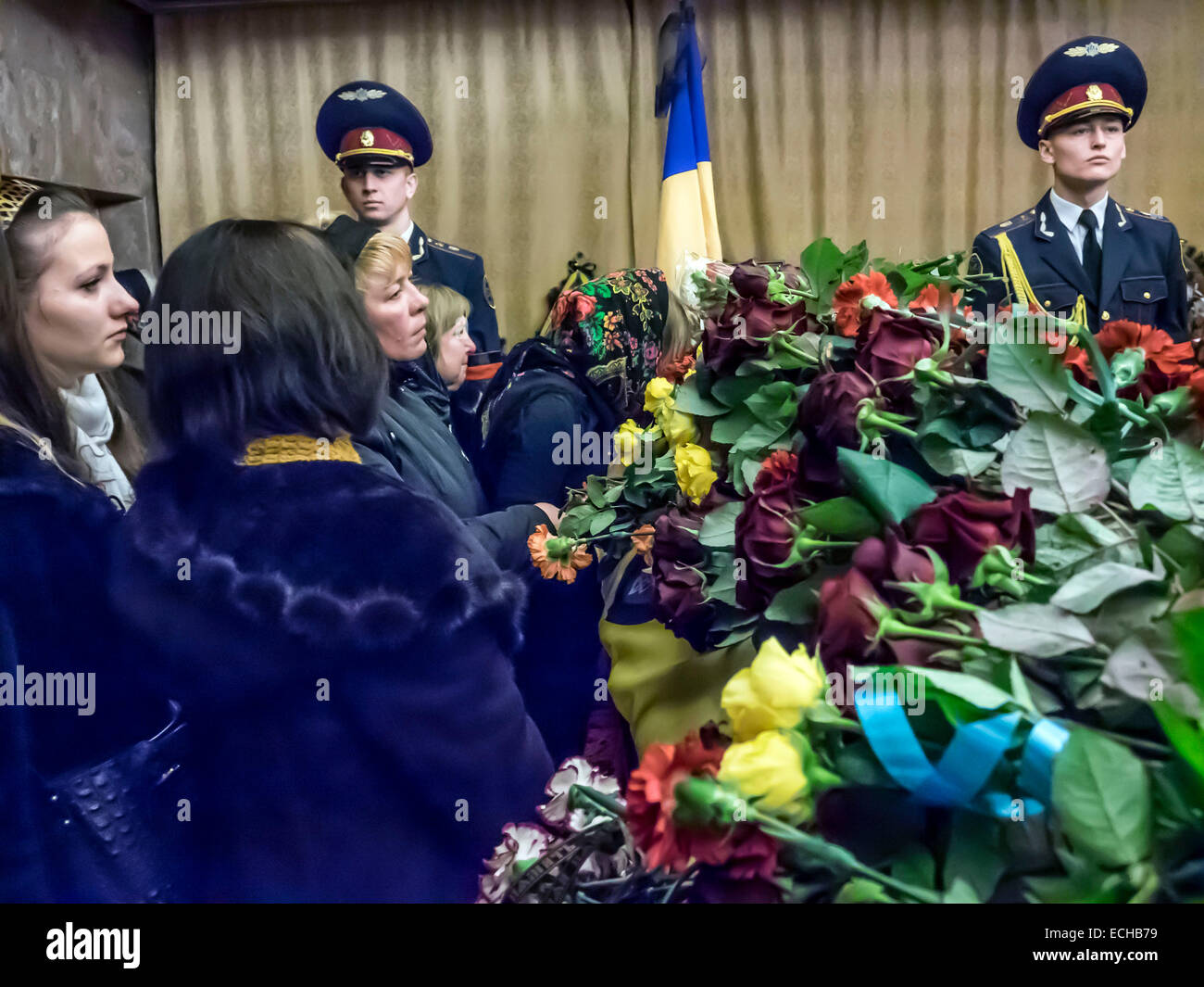 Kiew, Ukraine. 15. Dezember 2014. Ein Soldat des Regiments Special Purpose "Asow" - Igor Beloshitsky, Rufzeichen "Belaz" - wird im Palast der Kulturminister Kiew erinnert. Er starb zusammen mit Kämpfer Igor Slivka (Rufzeichen "Pacific"), am vergangenen Freitag in einem Kampf im Dorf Pavlopol in der Nähe von Mariupol. Er war erst 26 Jahre alt. Er war von Kiew. Bildnachweis: Igor Golovnov/Alamy Live-Nachrichten Stockfoto