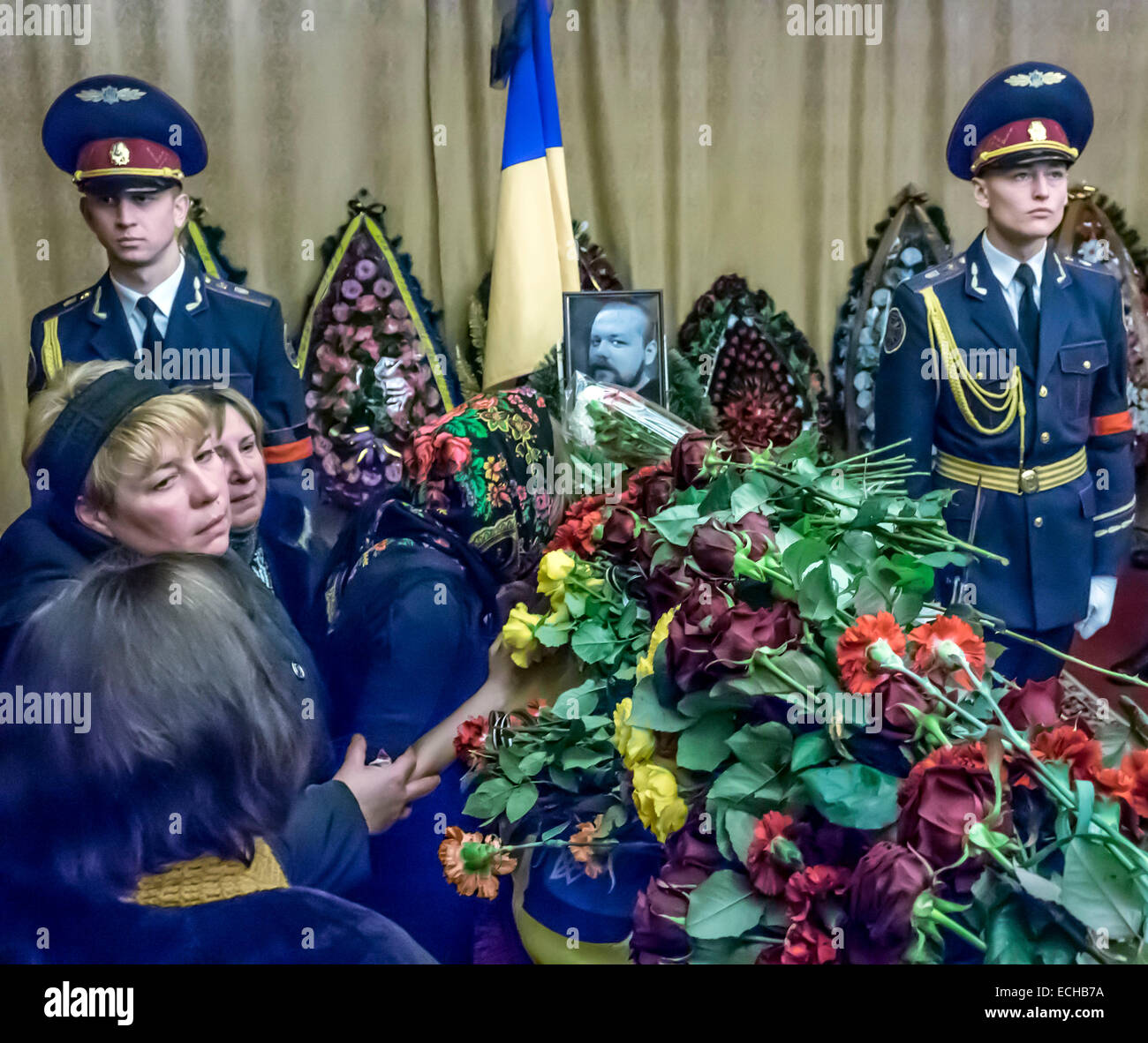 Kiew, Ukraine. 15. Dezember 2014. Ein Soldat des Regiments Special Purpose "Asow" - Igor Beloshitsky, Rufzeichen "Belaz" - wird im Palast der Kulturminister Kiew erinnert. Er starb zusammen mit Kämpfer Igor Slivka (Rufzeichen "Pacific"), am vergangenen Freitag in einem Kampf im Dorf Pavlopol in der Nähe von Mariupol. Er war erst 26 Jahre alt. Er war von Kiew. Bildnachweis: Igor Golovnov/Alamy Live-Nachrichten Stockfoto