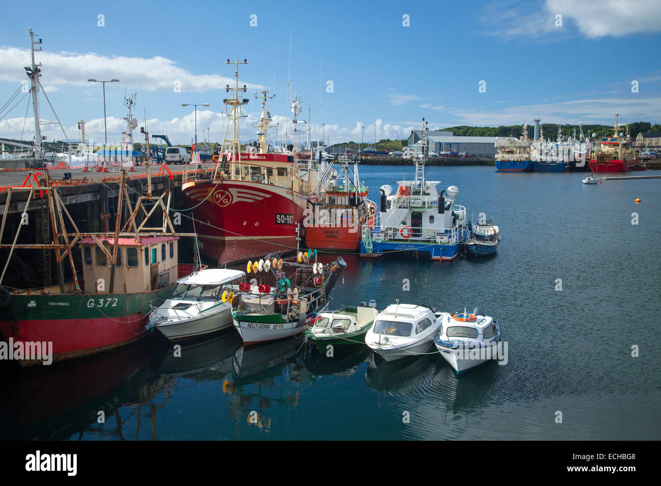 Angeln, Boote und Fischkutter vertäut im Hafen von Killybegs, County Donegal, Irland. Stockfoto