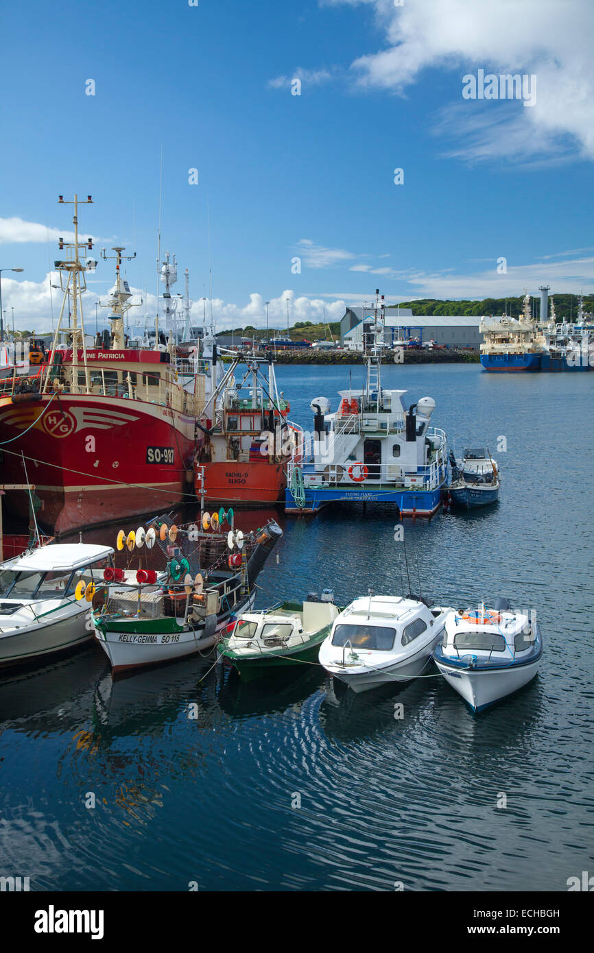 Angeln, Boote und Fischkutter vertäut im Hafen von Killybegs, County Donegal, Irland. Stockfoto